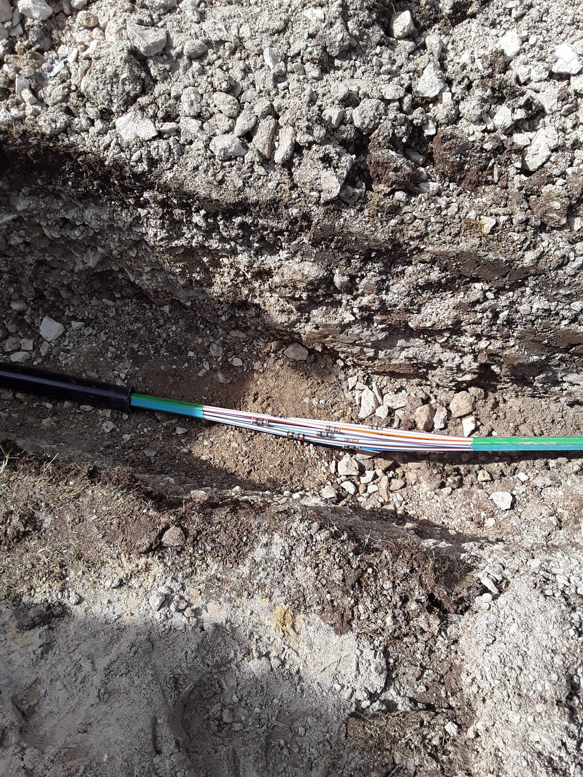 Leitung im schmalen Kabelgraben
